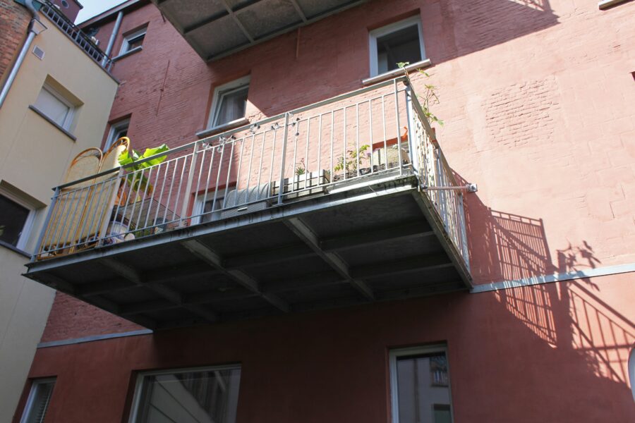 Latvijā dzīvokļos dzīvojošie bieži vien pārkāpj likumu sev pat nezinot: lietas, kuras nedrīkst turēt uz lodžijām un balkoniem