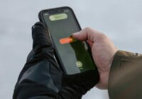 Telefona meistars Rinalds brīdina: 3 kļūdas, ko pieļaujam ziemā un kas neatgriezeniski bojā akumulatoru