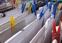 3 karotes uz bļodu – un baltas drēbes būs tīrākas par sniegu: pat pelēcīga “lupata” iemirdzēsies baltumā