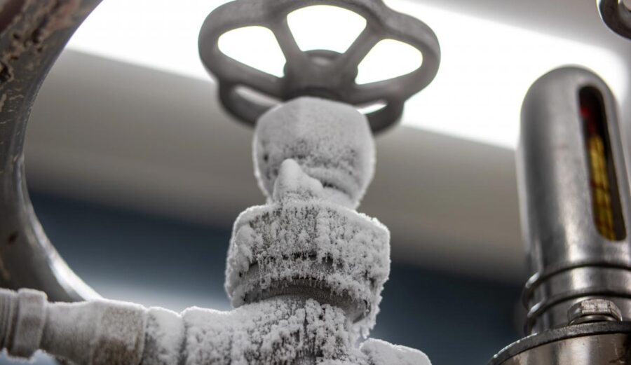 Kā paša spēkiem atkausēt sasalušu ūdensvadu: padomi, ja aizsalusi plastmasas caurule