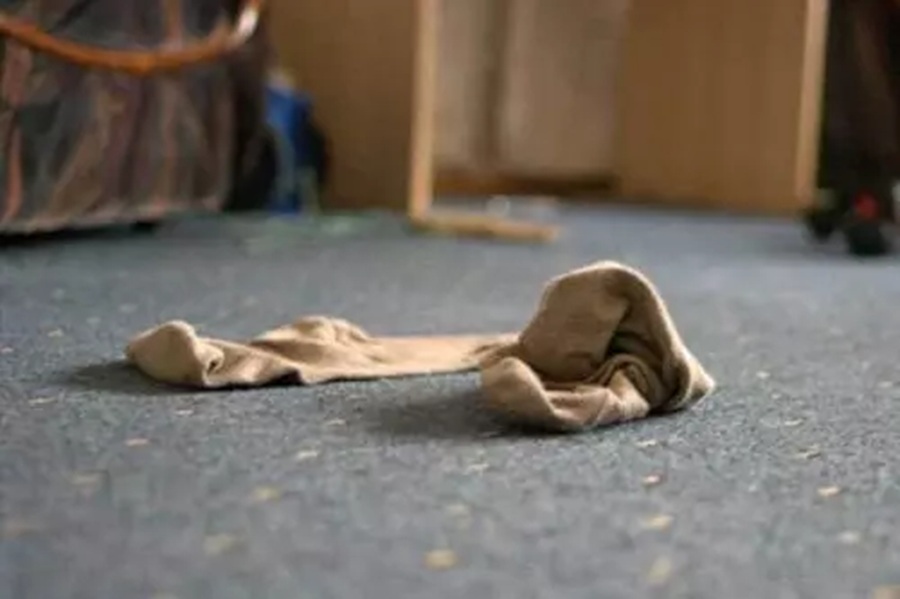 Nekad neatstājiet zeķes pie gultas uz grīdas: noslēpumainais iemesls, kāpēc tas var sabojāt mājas mieru