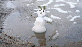 Gatavojiet zābakus un lietussargus: sinoptiķi prognozē krasu temperatūras lēcienu pēc sala rekorda