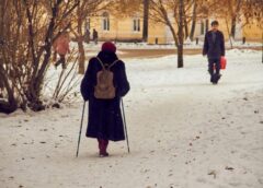 Laukos dzīvojošie seniori šo summu pat neredz: kāpēc pensijas pilsētā un laukos tik krasi atšķiras