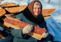 “Malka degs divreiz ilgāk”: Sirmā saimniece Sarma dalās viltībās, kāpēc lauku mājās siltums turas ilgāk nekā pilsētā