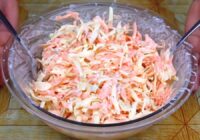 Sātīgie kāpostu un olu salāti kā bērnībā: vienkāršs paņēmiens, kā panākt īsto ēdnīcas garšu