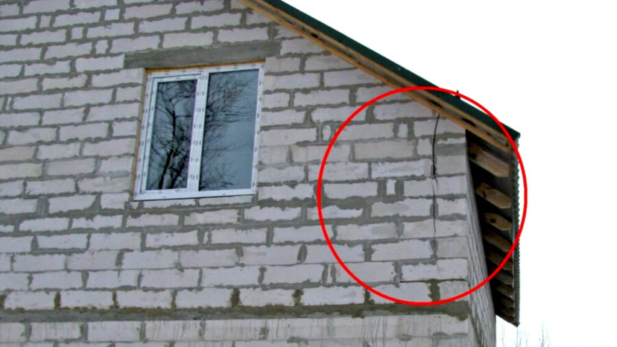 Sienas sāka plaisāt trešajā ziemā: kļūda pamatu izbūvē, ko pieļauj pat tie, kas visu darīja pareizi