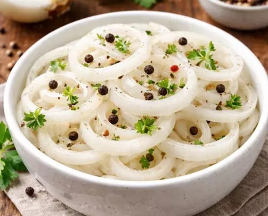 Marinēju sīpolus bez etiķa: pie šašlika pazūd no šķīvja pat ātrāk nekā pati gaļa