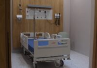 Maksā vai gaidi rindā: kā novecojušie valsts tarifi dzen Latvijas medicīnu ‘maksas zonā’