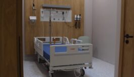 Maksā vai gaidi rindā: kā novecojušie valsts tarifi dzen Latvijas medicīnu ‘maksas zonā’