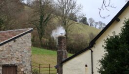 ”No kaimiņmājas skursteņa nāk dūmi uz mūsu māju un viss smird”: vai mājas īpašnieku var sodīt ”No kaimiņmājas skursteņa nāk dūmi uz mūsu māju un viss smird”: vai mājas īpašnieku var sodīt