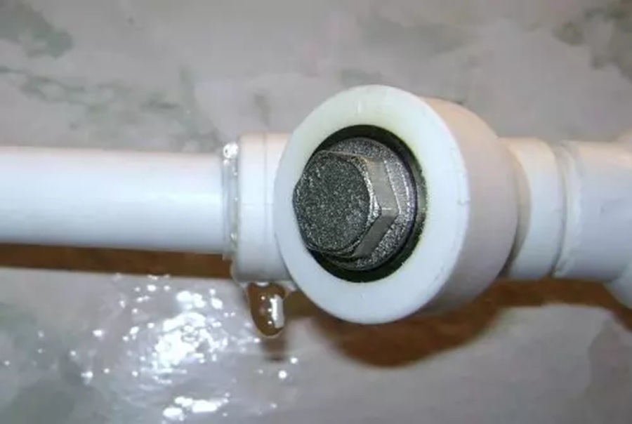 Kāpēc plastikāta caurules sāk tecēt pat pēc rūpīgas montāžas: viena kļūda, kas “uzpeld” tikai pēc laika