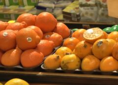 Cilvēki pamanījuši dīvainības pārtikas veikalos: āķis, kas slēpjas tieši dārzeņu un augļu maisiņos