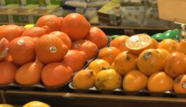 Cilvēki pamanījuši dīvainības pārtikas veikalos: āķis, kas slēpjas tieši dārzeņu un augļu maisiņos