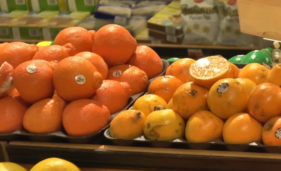 Cilvēki pamanījuši dīvainības pārtikas veikalos: āķis, kas slēpjas tieši dārzeņu un augļu maisiņos