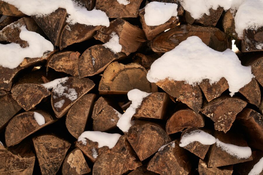 “Tā darīt ir nepareizi!” skursteņslauķis Andris neslēpj bažas, ieraugot, ar kādu malku cilvēki mēģina piesildīt mājokļus
