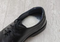 Kāpēc saimnieces mēdz iebērt cukuru apavos uz nakti: sens triks, kas joprojām strādā Kāpēc saimnieces mēdz iebērt cukuru apavos uz nakti: sens triks, kas joprojām strādā