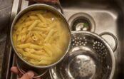 Kāpēc prasmīgas saimnieces nekad neizlej makaronu ūdeni: 3 negaidīti pielietojumi