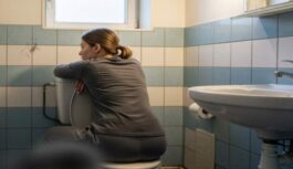 Kāpēc japāņi uz tualetes poda mēdz sēdēt otrādi: dīvainais paradums, kam ir loģisks izskaidrojums