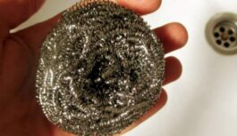 Metāla sūklis nav domāts tikai piedegušiem katliem: neparasti veidi, kā to izmantot saimniecībā Metāla sūklis nav domāts tikai piedegušiem katliem: neparasti veidi, kā to izmantot saimniecībā