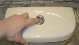 Nesteidzies saukt meistaru: kāpēc tualetes poda poga mēdz iesprūst un kā to atrisināt 5 minūtēs