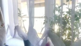 Balts kā janvāra sniegs: lēts paņēmiens, kā atbrīvot aizkarus no gadiem krāta dzeltenuma