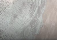 Tapetes vairs nepērku: kā ar burbuļplēvi panākt dārga apmetuma efektu