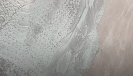 Tapetes vairs nepērku: kā ar burbuļplēvi panākt dārga apmetuma efektu