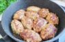 Pilna panna kotlešu no 200 gramiem gaļas: viltīgs paņēmiens, kā pabarot visu ģimeni