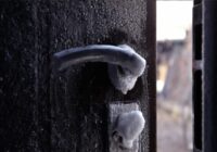 Aizmirstiet par svīstošiem logiem un iesalušām durvīm: kā padarīt mājokli nepieejamu aukstumam un mitrumam