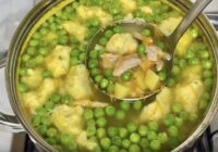 Aromātiska vistas zupa, kas pazūd no šķīvjiem acumirklī: viss slēpjas dzidrajā buljonā