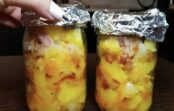 Aizmirstiet par cepšanu vai vārīšanu: neparasts veids, kā pagatavot kartupeļus burkās 30 minūtēs