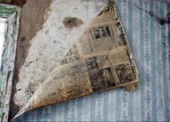 Izrādās, tas nebija tikai pieradums: kāpēc mūsu vecāki zem tapetēm patiesībā līmēja avīzes