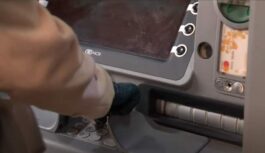 ‘”Pie manis pienāca svešs cilvēks un lūdza palīdzēt viņam izņemt naudu no bankomāta” – tomēr es pārāk vēlu sapratu, ka tā bija kļūda