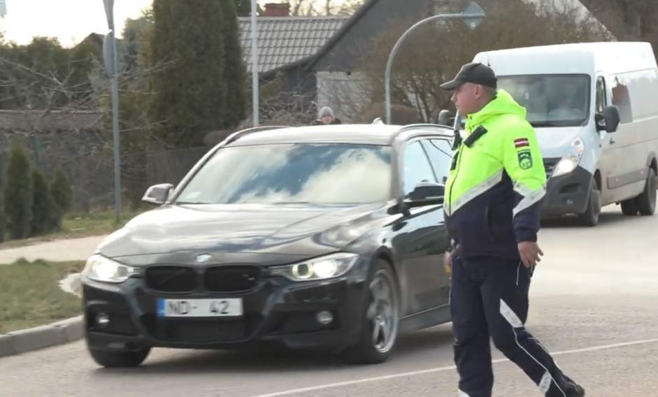 Viena automašīnas trūkuma dēļ, it īpaši ziemā, Latvijas likumsargi var piemērot 30 eiro sodu un anulēt TA turpat uz vietas