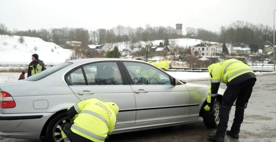 Kāpēc daži autovadītāji ceļu turpina uzreiz pēc apturēšanas, bet citi kavējas: likumsargu psiholoģiskie testi
