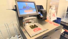 Kāpēc parasts pirkuma čeks kļūst arvien garāks: viena pozīcija, kas nemanāmi “apēd” jūsu naudu turpat veikalā