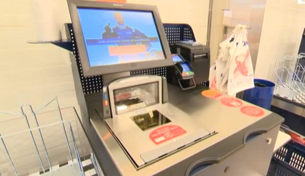 Kāpēc parasts pirkuma čeks kļūst arvien garāks: viena pozīcija, kas nemanāmi “apēd” jūsu naudu turpat veikalā