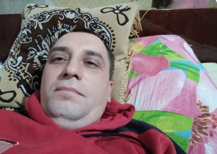 Vīrs (38 gadi) visu nedēļas nogali guļ uz dīvāna, kamēr es veicu remontdarbus – atradu veidu, kā pārmācīt