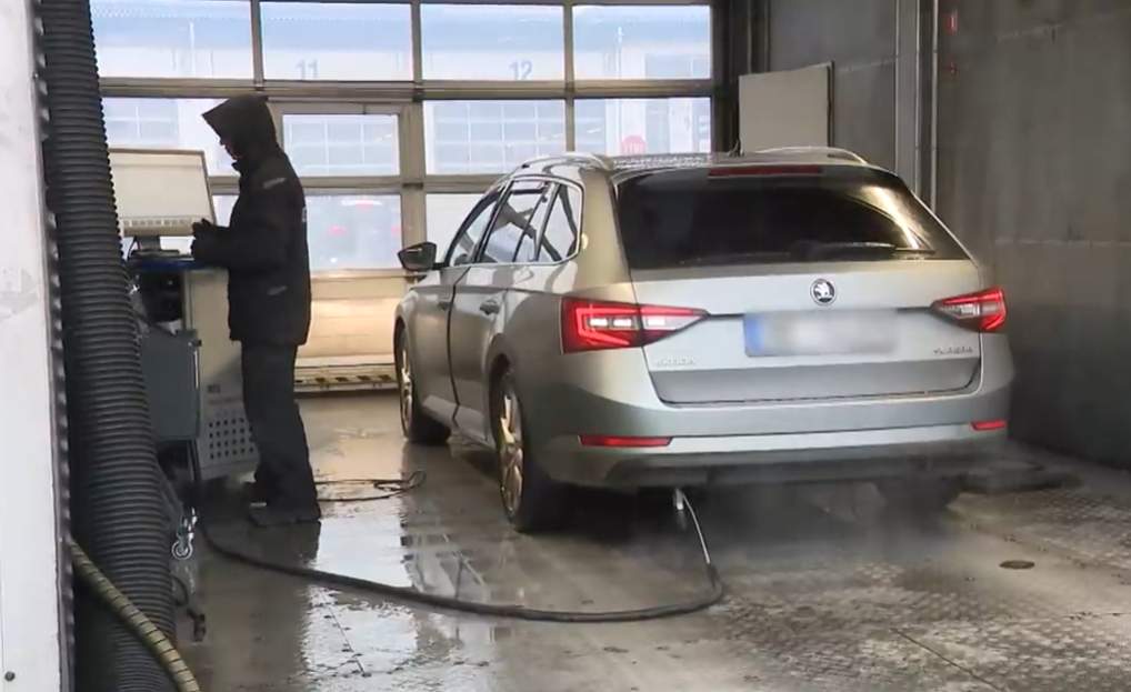 “Iebraucu tehniskajā apskatē, bet inspektors, iekāpjot automašīnā, nekavējoties lika man braukt ārā”: skaidrojam kas notika