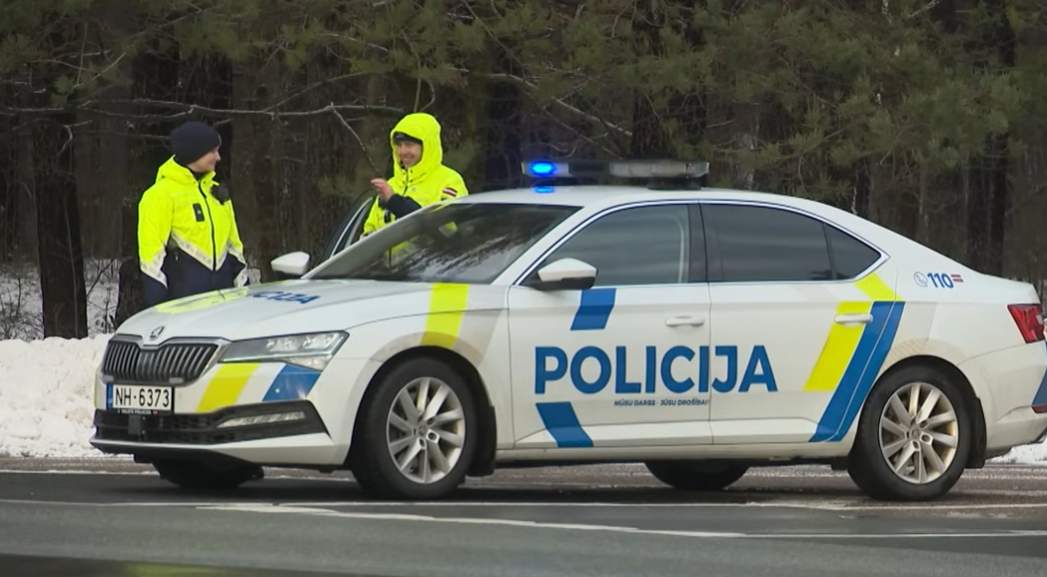 “Liepājā mani apturēja likumsargi un beigās uzlika sodu par manu uzvedību”: biežākās šoferīšu kļūdas, kad viņi tiek apturēti