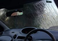 Atradu vienkāršu un efektīvu veidu, kā tikt galā ar automašīnas stikla aizsvīšanu rudenī; pats pārbaudīju – darbojas