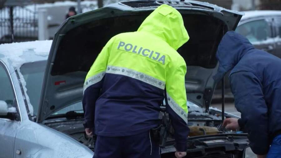 “Valmierā no rīta nolēmu pasildīt mašīnu, bet pēc 10 minūtēm man likumsargi uzlika sodu”: skaidrojam situāciju