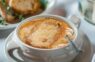 Franču sīpolu zupa, kas kļuvusi par jaunāko TikTok trendu – ir garšīgāk, nekā izskatās