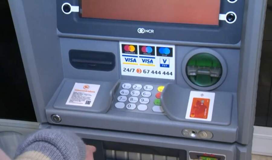 “Izdomāju ātri izņemt naudu no bankomāta, uzspiedu vienu pogu un visa nauda no konta pazuda”: kas notika