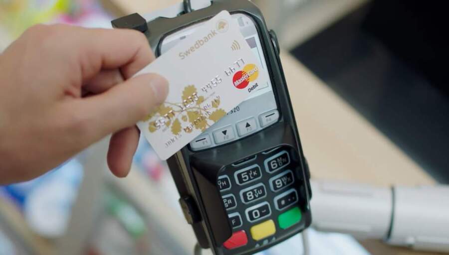 Nāksies arī Latvijā atteikties no maksājuma kartēm: Eiropa plāno citu maksāšanas metodi iedzīvotājiem