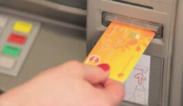 “Aizmirsu, kad pēdējo reizi meklēju bankomātu – Latvijā ir daudz vienkāršāks veids, kā tikt pie skaidras naudas”: stāstu