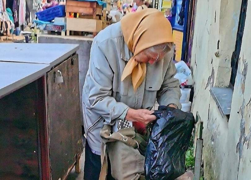 Palīdzēju tantukam, kas sēdēja uz ielas – nopirku produktus, bet pateicības vietā saņēmu apvainojumus