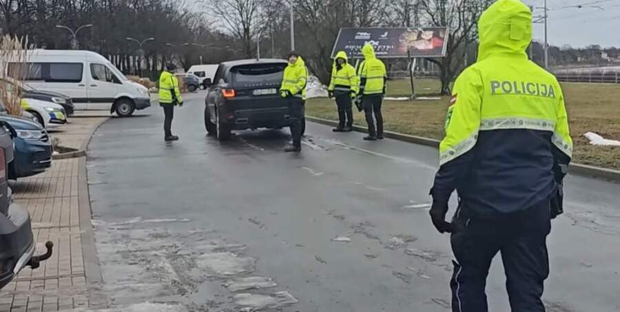 “Latvijas valsts ceļi” skaidro, kāpēc kaisīšana tuvākajās dienās vairs ceļiem nepalīdzēs – ko autovadītājiem ir svarīgi ņemt vērā