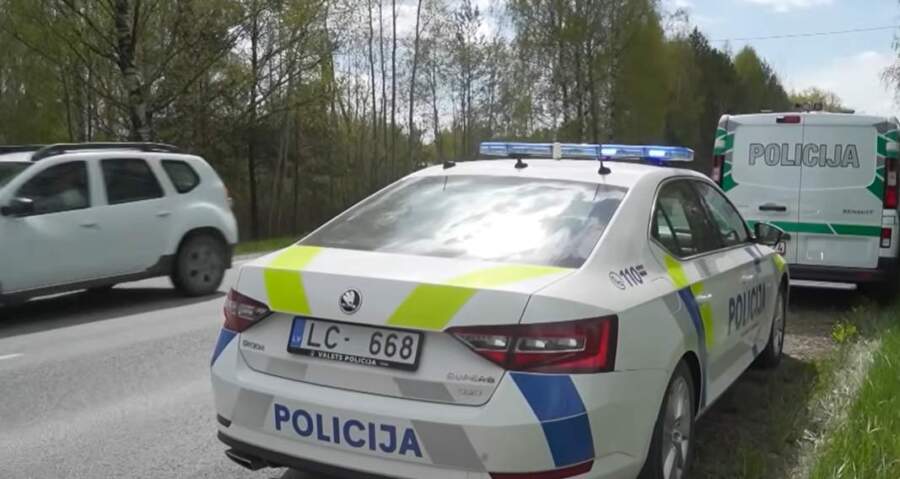 “Braucu pa Liepājas šoseju, apturēja likumsargi un lika noplēst uzlīmi, kaut TA izgāju” – skaidroju kā tas beidzās