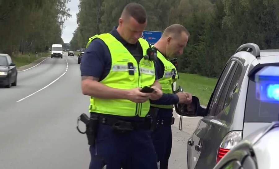 “Braucu uz Jēkabpili, noturēja likumsargi, bet viena frāze lika viņiem zaudēt interesi par mani” – stāstu kas notika tālāk